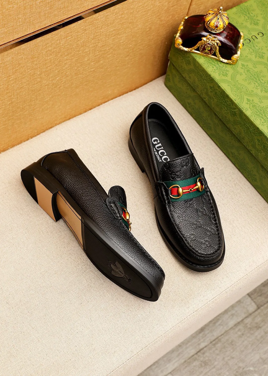 Men's shoes 💰460 💐 Product trademark: GUCCI "Gucci" casual leather shoes Regular size: 38-44 (45🉑️customized) Product materials: Selected imported first-layer pebbled cowhide embossed upper + luxury hardware buckle, imported water-dyed cowhide leather lining. Strong three-dimensional visual effect, original combination outsole Color: 5⃣️colors available